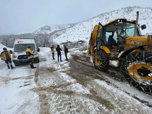 Siirt&rsquo;te Karla M&uuml;cadele: K&ouml;ylerde Mahsur Kalan Vatandaşlar Kurtarıldı