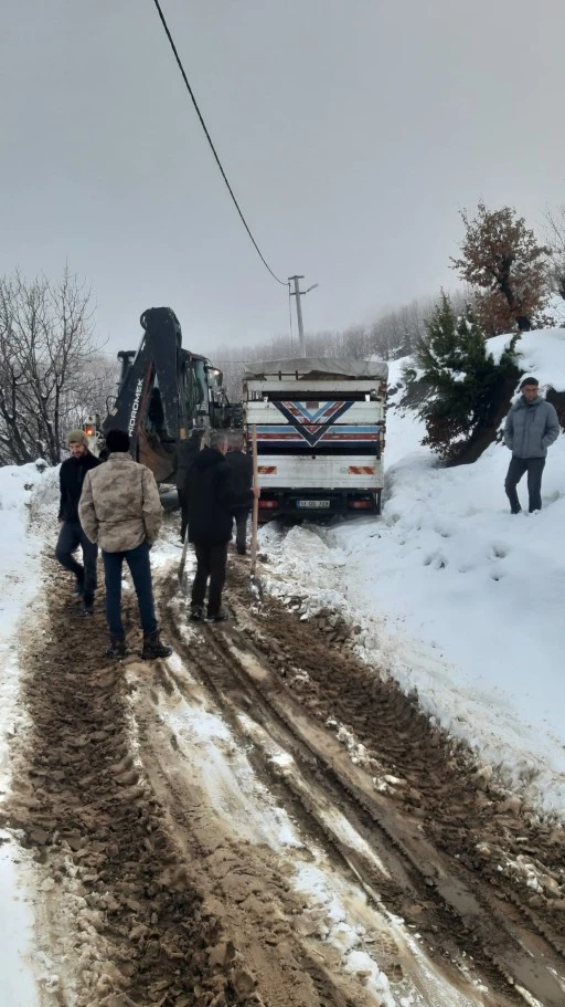 Siirt&rsquo;te Karla M&uuml;cadele Seferberliği: Mahsur Kalan Ara&ccedil;lar Kurtarıldı