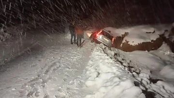 Siirt’te Karlı Yolda Şarampole Devrilen Otomobil Ve İçindeki Kişiler Ekiplerce Kurtarıldı