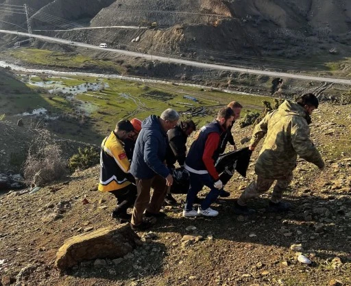 Siirt&rsquo;te Kontrolden &Ccedil;ıkan Ara&ccedil; U&ccedil;uruma Yuvarlandı: 1 &Ouml;l&uuml;, 1 Yaralı