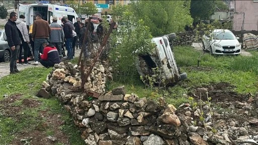 Siirt’te Kontrolden Çıkan Otomobil Evin Bahçesine Devrildi