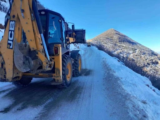 Siirt'te Köy Yollarında Tuzlama Çalışmaları Yapıldı
