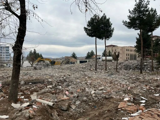 Siirt'te Metruk Binaların Yıkımı Gerçekleştirildi
