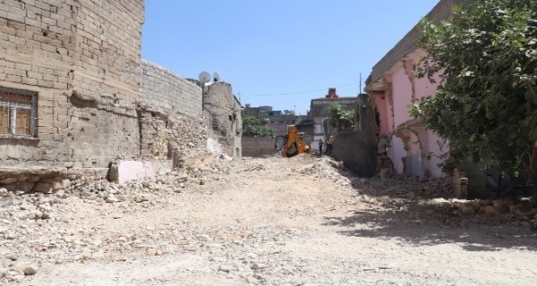 Siirt'te metruk binaların yıkımı sürüyor