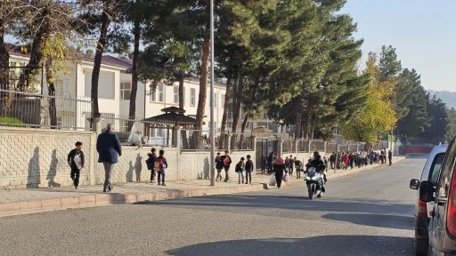 Siirt'te öğrenciler, okul gidişlerinde tehlike yaşadığı bölgede çözüm bekliyor