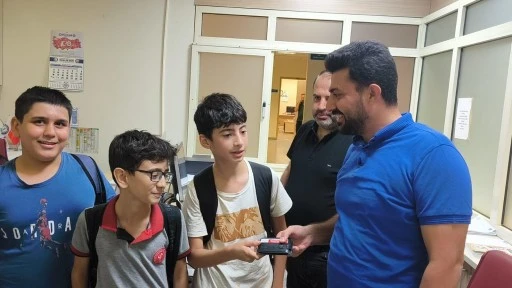 Siirt'te &ouml;ğrencilerin bulduğu c&uuml;zdan sahibine temsil edildi