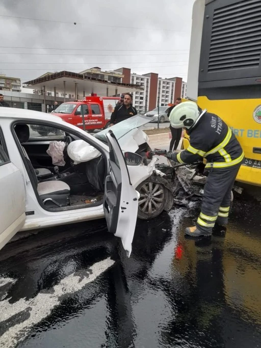 Siirt&rsquo;te Otomobil ile Otob&uuml;s &Ccedil;arpıştı: 3 Yaralı