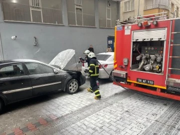 Siirt'te park halinde yanan araç kullanılamaz hale geldi