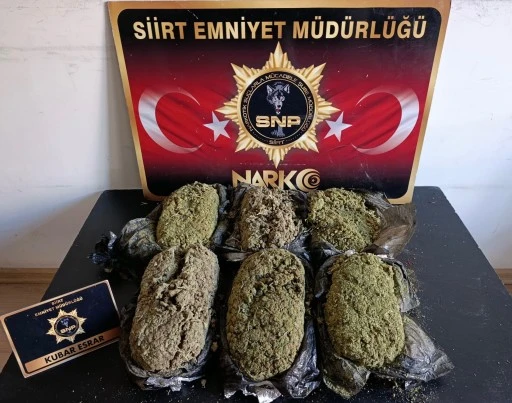 Siirt&rsquo;te Polis Uygulama Noktasında Durdurulan Ara&ccedil;ta Kilolarca Uyuşturucu Ele Ge&ccedil;irildi