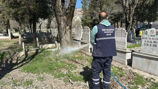 Siirt’te Şehir Mezarlıklarında İlaçlama, Temizlik Ve Bakım Çalışmaları Başladı