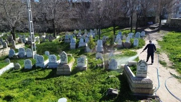 Siirt’te Şehir Mezarlıklarında Ot İlaçlama Ve Temizlik Çalışması Yapıldı