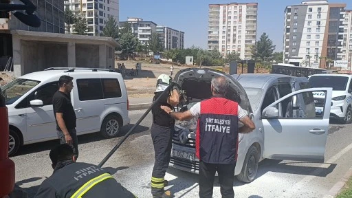 Siirt'te Seyir Halindeki Ara&ccedil;ta Yangın &Ccedil;ıktı