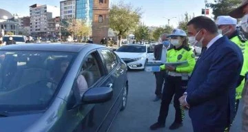 Siirt'te sürücülere “Bi Hareketine bakar Hayat” sloganıyla emniyet kemerine dikkat çekildi