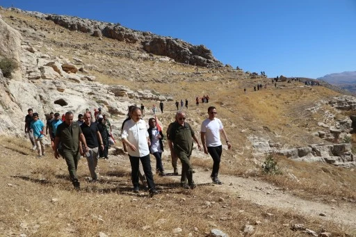 Siirt’te Tarihi 3 Bin 500 Yıllık Akabe Yolu'nda Doğa Yürüyüşü Etkinliği Düzenlendi