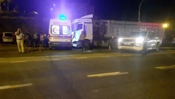 Siirt'te tır ile ambulans çarpıştı: 1 yaralı