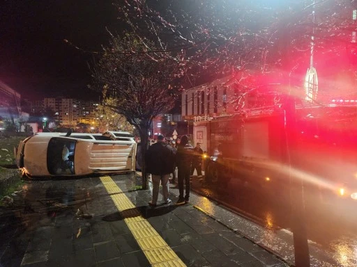 Siirt&rsquo;te Trafik Kazasında Ara&ccedil; İ&ccedil;erisinde Sıkışan Yaralılar, Ekiplerce Kurtarıldı