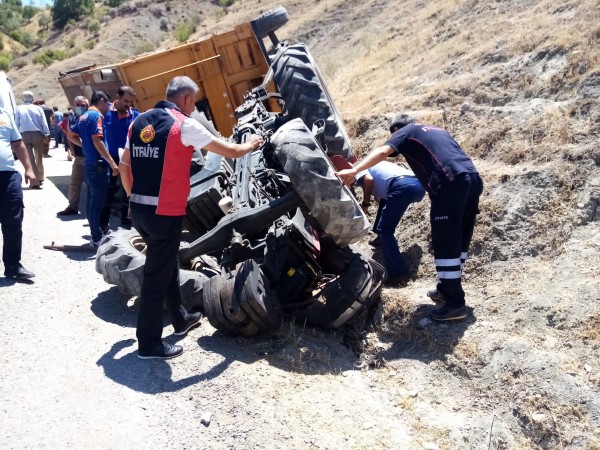 Siirt'te traktör devrildi, sürücü ağır yaralandı