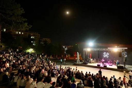 Siirt'te Üç Dilde Ezgiler, Halaylarla Renklenen Halk Konseri!