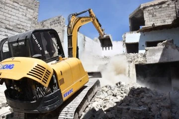 Siirt'te uyuşturucu yuvaları olan metruk binalar yıkılıyor