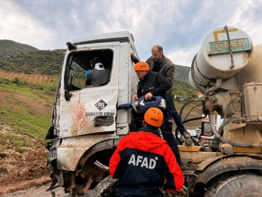 Siirt&rsquo;te Virajı Alamayan Beton Mikseri Kaza Yaptı! S&uuml;r&uuml;c&uuml; Ara&ccedil;ta Sıkıştı
