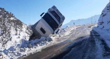 Siirt'te virajı alamayan odun yüklü kamyon devrildi