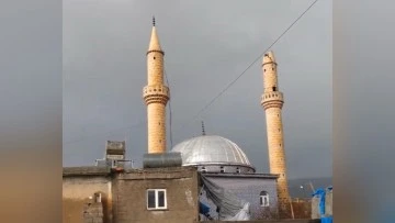 Siirt'te Yıldırım İsabet Eden Köy Camisinin Minaresi Böyle Yıkıldı