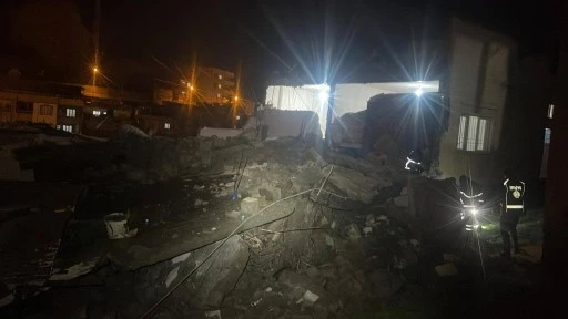 Siirt'te Yoğun Yağışların Ardından Korkutan Manzara: Metruk Bina Yıkıldı