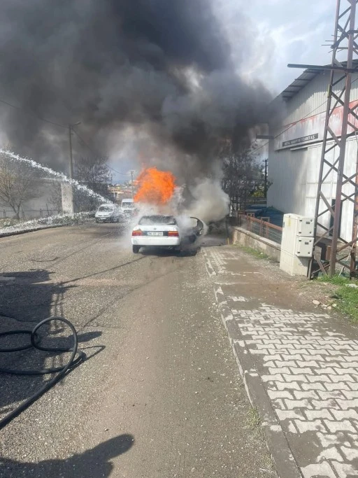 Siirt&rsquo;te Alevler Aracı Sardı: S&uuml;r&uuml;c&uuml; Son Anda Kurtuldu