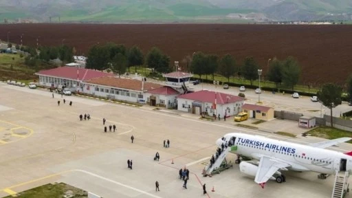 Siirt Uçağı Acil Olarak Diyarbakır’a İndi: Yolcular Kara Yolu ile Taşındı!