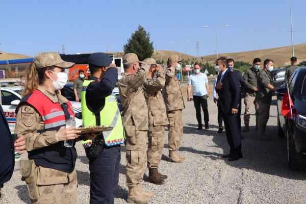 Siirt Valisi Hacıbektaşoğlu güvenlik, sağlık ve itfaiye çalışanlarının bayramını kutladı