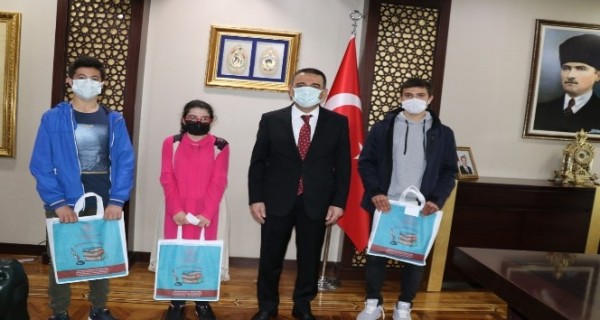Siirt Valisi Hacıbektaşoğlu kütüphane çalışanları heyeti ile görüştü