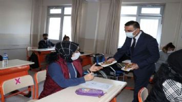 Siirt Valisi Hacıbektaşoğlu, öğrencilerin heyecanına ortak oldu