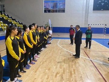 Siirt Valisi Hacıbektaşoğu, 2’nci lige yükselen Siirt Kadın Hetbol Takımını Ziyaret Etti