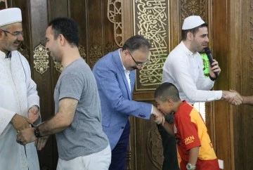 Siirt Valisi Kemal Kızılkaya, Bayram Namazı Sonrasında Halkla Bayramlaştı