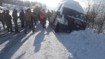 Siirt&#039;te güvenlik korucuları taşıyan minibüs kaydı!