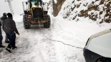 Siirt&#039;te karda kalan minibüs ve 8 kişi kurtarıldı