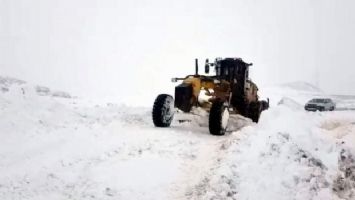 Siirt&#039;te kardan kapanan 12 köy yolu açıldı