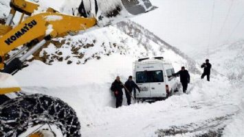 Siirt&#039;te karla mücadele sürüyor