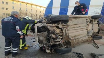 Siirt&#039;te otomobil kaldırımdaki ağaca çarptı: 2 yaralı