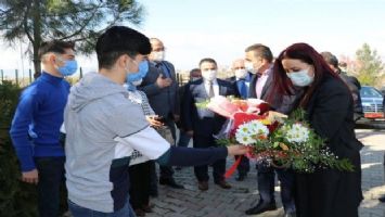 Siirt&#039;te Vali Hacıbektaşoğlu, eşi ile birlikte çocuk evlerini ziyaret etti