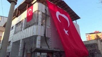 Siirtli şehidin evine dev Türk Bayrağı asıldı