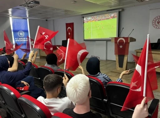 Siirtliler Milli Heyecanı Dev Ekranda Yaşadı