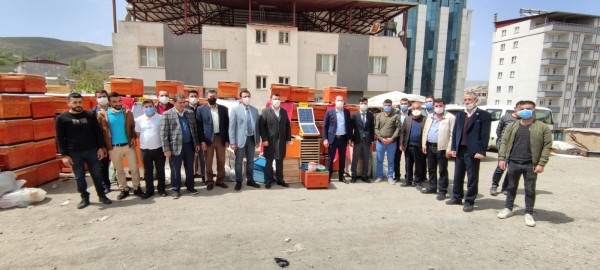 Siirt'te arıcılara polen tuzaklı kovan ile ekipman dağıtıldı