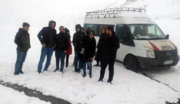 Siirt'te karda mahsur kalan 10 kişi kurtarıldı