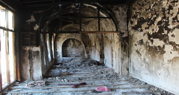 Siirt'te tarihi camiyi önce ateşe verdiler, sonra kaçak kazı yaparak define aradılar
