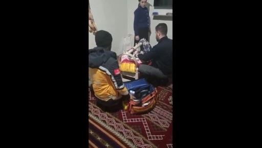 Şirvan&rsquo;da Yolda Mahsur Kalan Aile Kurtarıldı, Yeni Doğan Bebek Hastaneye Ulaştırıldı