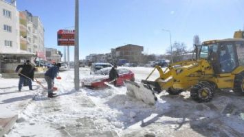 Sivas Gürün&#039;de ekipler yolları kardan temizliyor