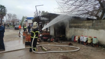 Sobaya yanlışlıkla dökülen benzin iş yerini küle çevirdi