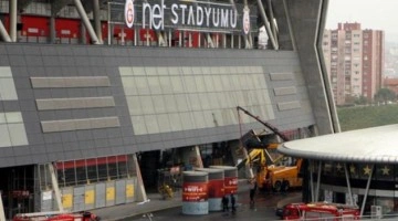 Son Dakika: Galatasaray Nef Stadyumu'nda vinç devrildi: 3 yaralı
