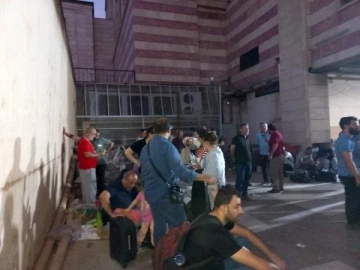 Sudan'daki Türkler, tahliye için camide bekliyor